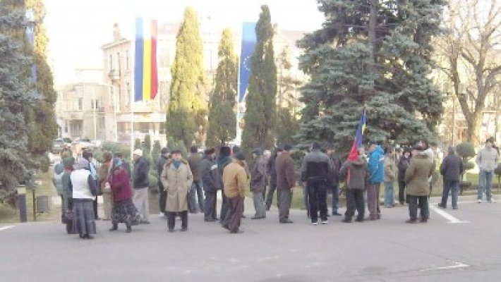 Constănţenii au ieşit şi ieri să protesteze în faţa Prefecturii